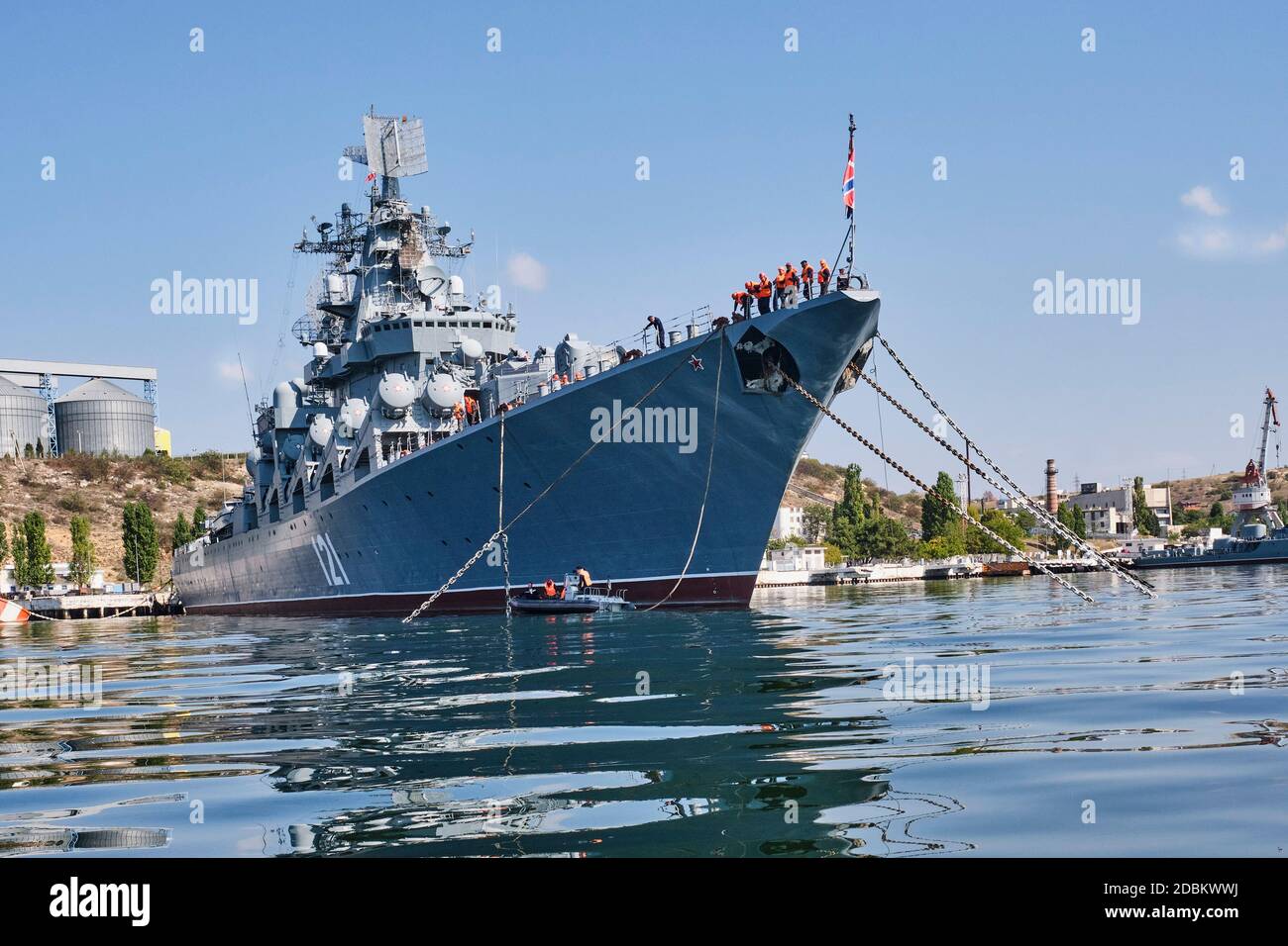 Sébastopol, Russie - 26 septembre 2020 : le croiseur de missiles Moscou est amarré dans le port de Sébastopol. Flotte de la mer Noire de Russie. Banque D'Images