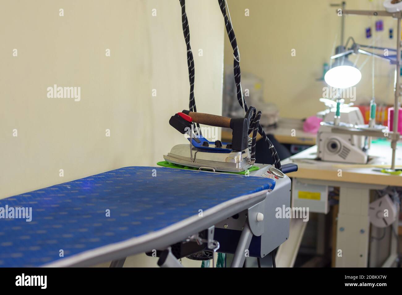 machine à repasser avec fer dans l'atelier de couture Photo Stock - Alamy