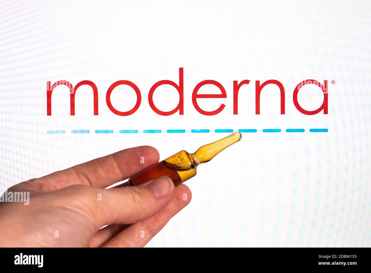 Société pharmaceutique Moderna coronavirus vaccine. Logo Moderna avec vaccin à main. Banque D'Images