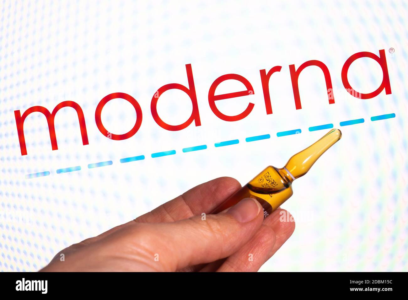 Société pharmaceutique Moderna coronavirus vaccine. Logo Moderna avec vaccin à main. Banque D'Images