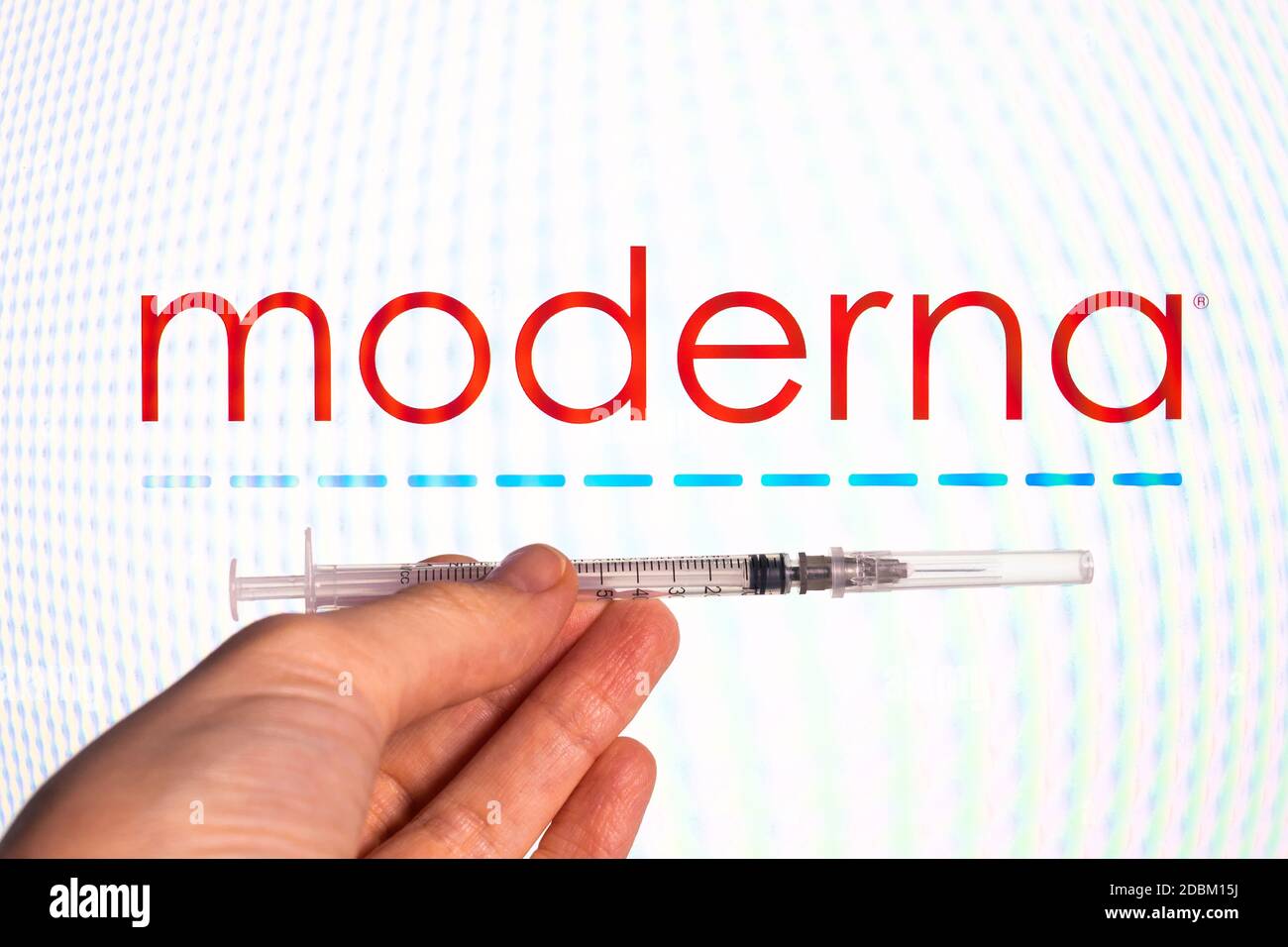 Société pharmaceutique Moderna coronavirus vaccine. Logo Moderna avec vaccin à main. Banque D'Images