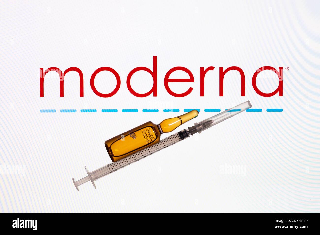 Société pharmaceutique Moderna coronavirus vaccine. Logo Moderna avec vaccin et seringue. Banque D'Images