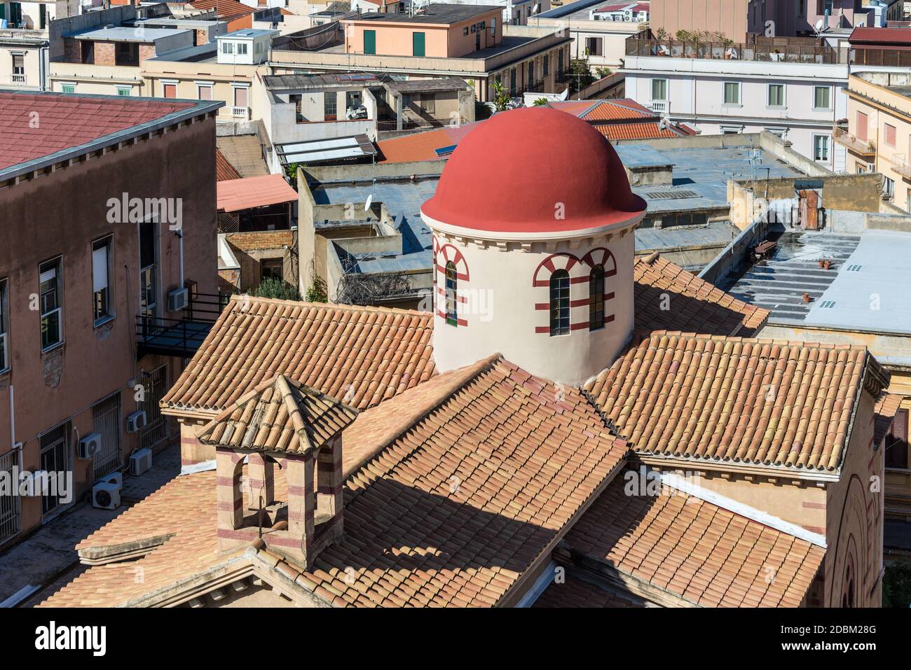 Vue sur le toit de l'église Chiesa degli Ottimati, également appelé Santa Maria Annunziata, est une église catholique romaine de Reggio de Calabre, Italie Banque D'Images