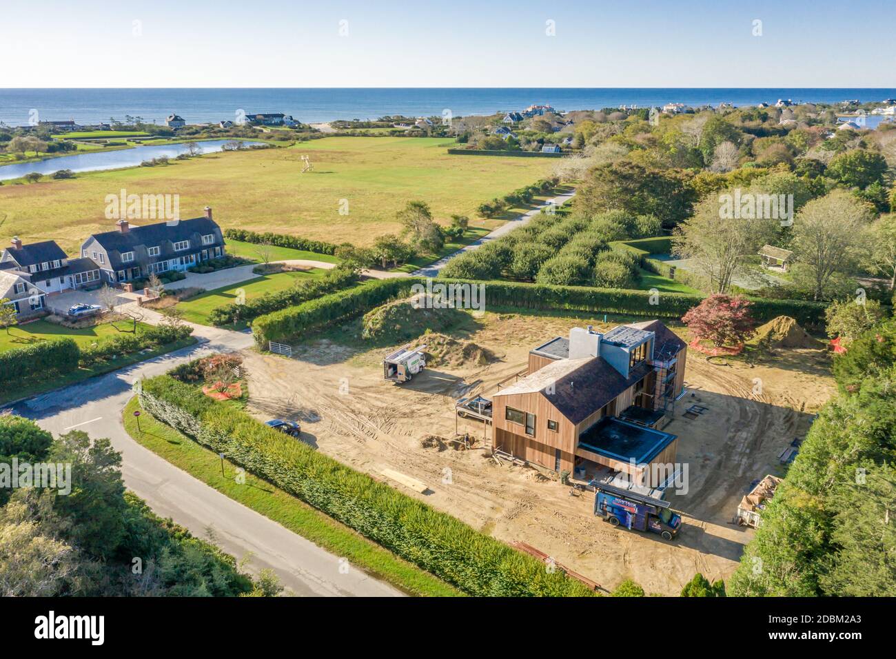 Maison contemporaine en construction à l'angle de LaForest et Apaquague Road, East Hampton, NY Banque D'Images