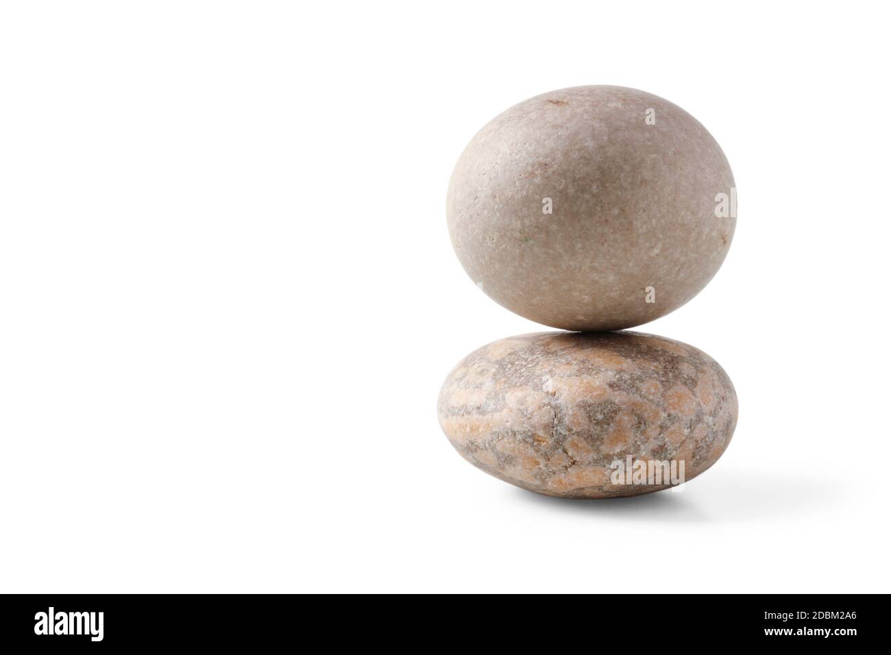 Pyramide de pierres rondes isolée sur fond blanc Banque D'Images