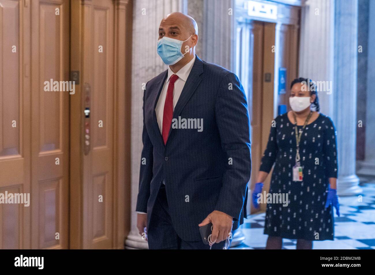 Washington, États-Unis. 17 novembre 2020. Le sénateur américain Cory Booker (D-NJ) se rend à l'étage du Sénat à Washington, DC, le mardi 17 novembre 2020. Les sénateurs ont voté sur les nominations au pouvoir judiciaire. Photo de Ken Cedeno/UPI crédit: UPI/Alay Live News Banque D'Images