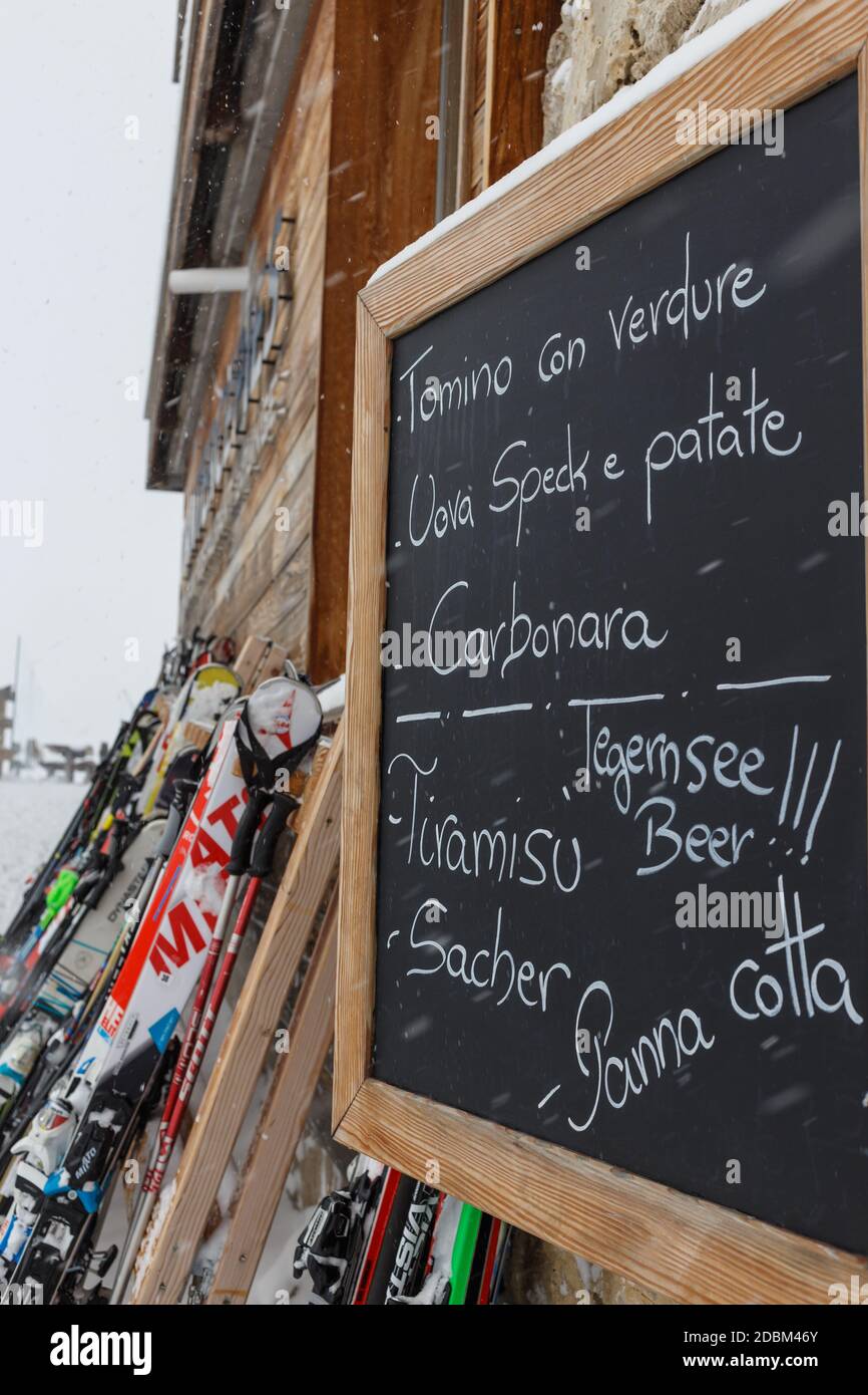 Menu du jour dans la cabane de montagne, Val Gardena, Dolomites, Italie Banque D'Images