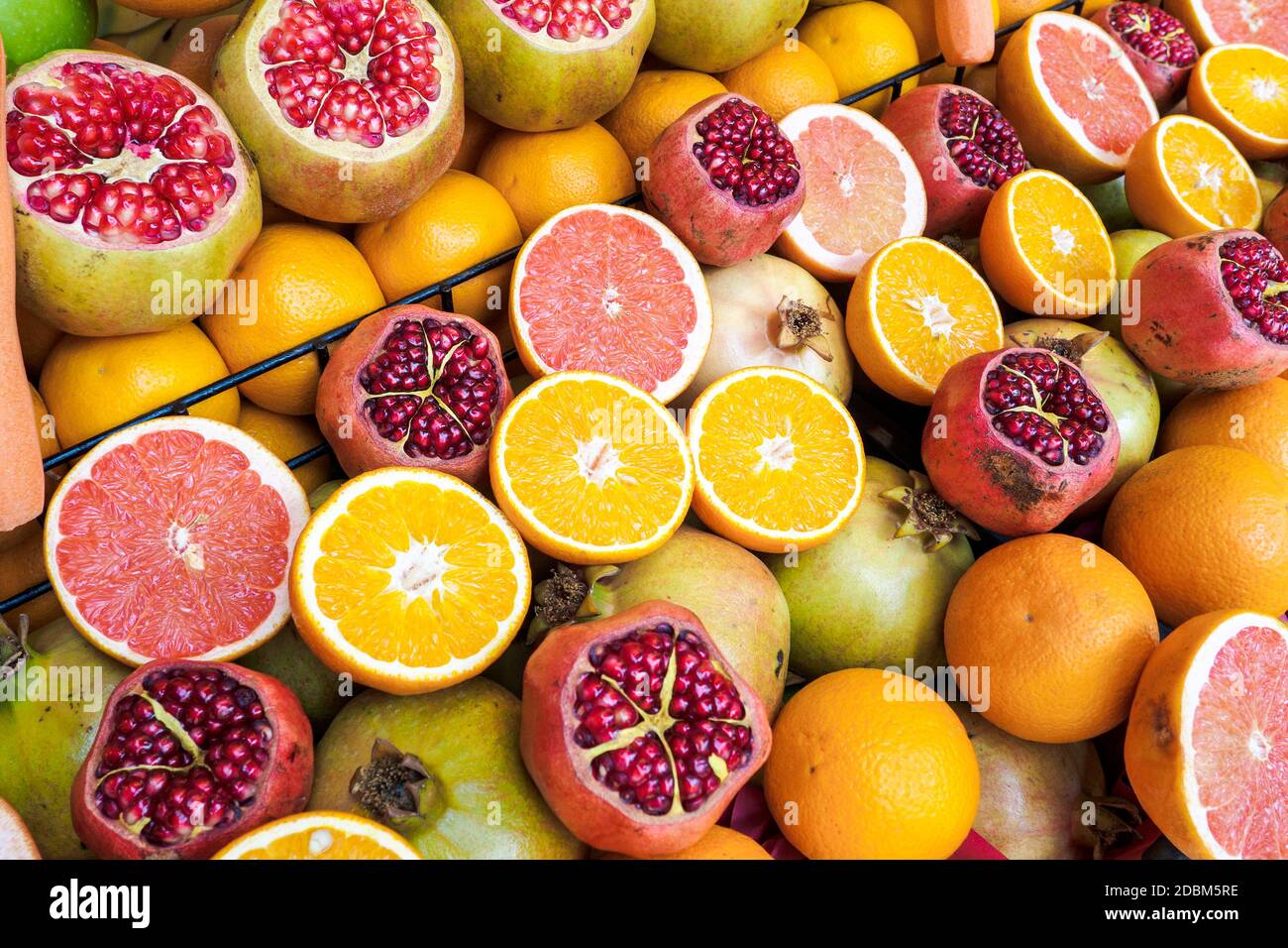 Ouvrir des grenades, couper des oranges, des pamplemousses au comptoir sur le marché en Turquie pour faire du jus sain. Fond de fruits frais, vue du dessus Banque D'Images