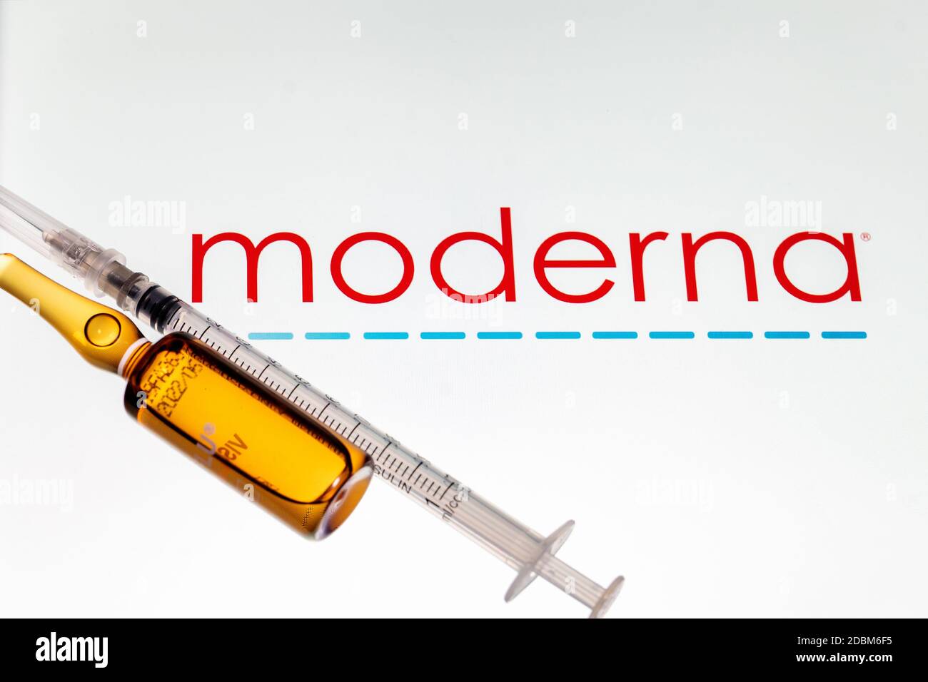 Société pharmaceutique Moderna coronavirus vaccine. Logo Moderna avec vaccin et seringue. Banque D'Images