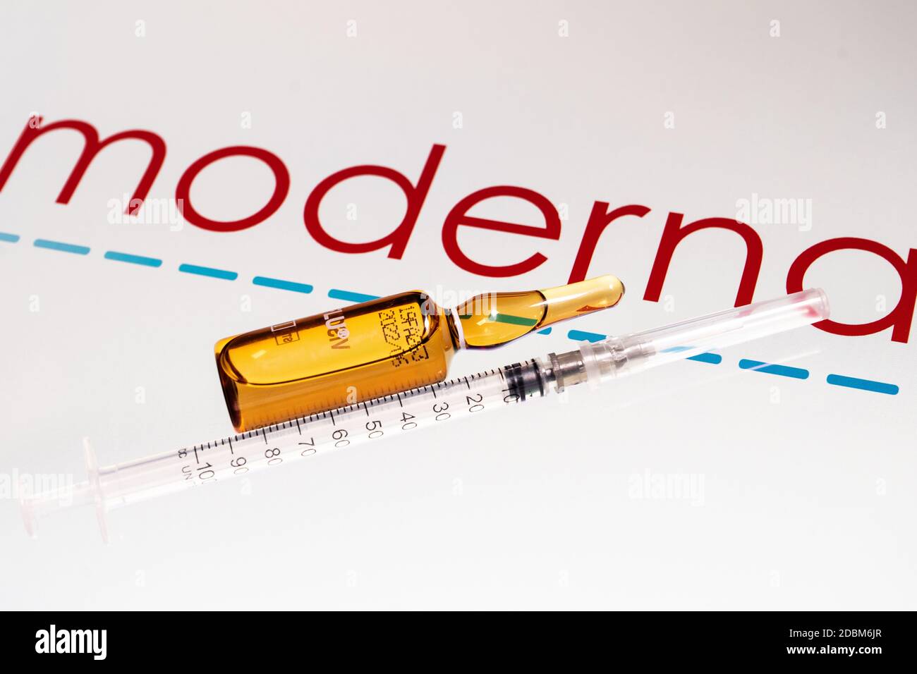 Société pharmaceutique Moderna coronavirus vaccine. Logo Moderna avec vaccin et seringue. Banque D'Images