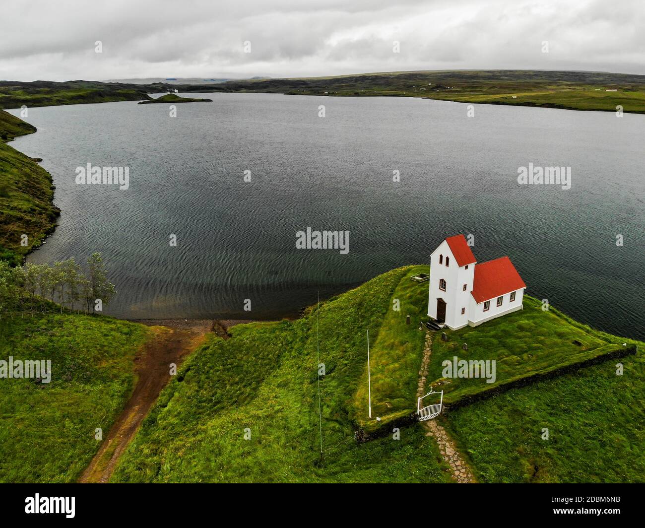 Église sur le bord du lac, Highlands, Islande Banque D'Images