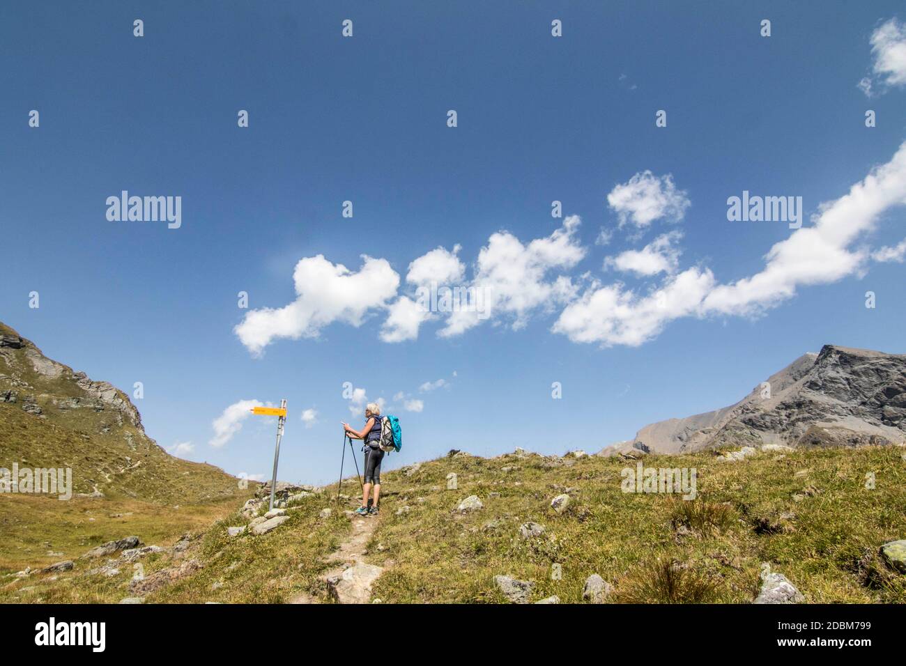 Femme senior randonnée allongÃ‚HauteÃ‚Â route traverse,Ã‚Â ValaisÃ‚Â canton, Suisse Banque D'Images