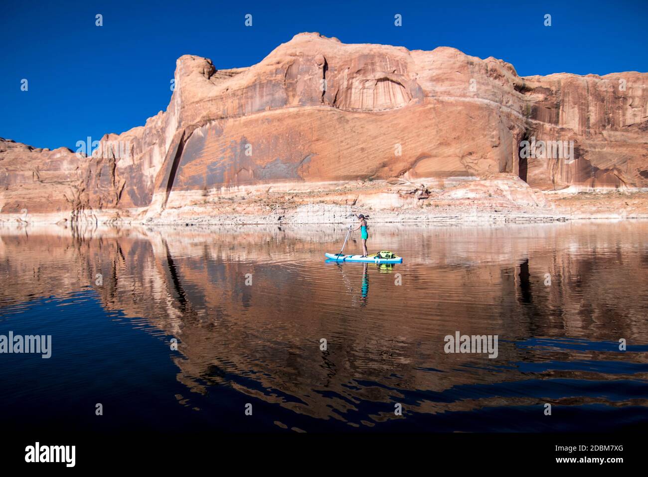 Femme paddle-board, Lake Powell, Utah, États-Unis Banque D'Images