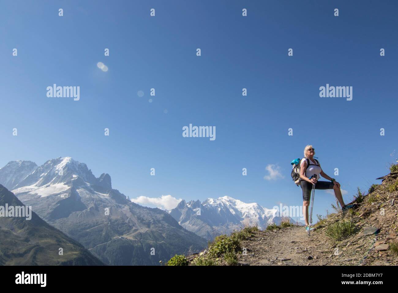 Femme âgée en randonnée le long de la haute route traverse, canton du Valais, Suisse Banque D'Images