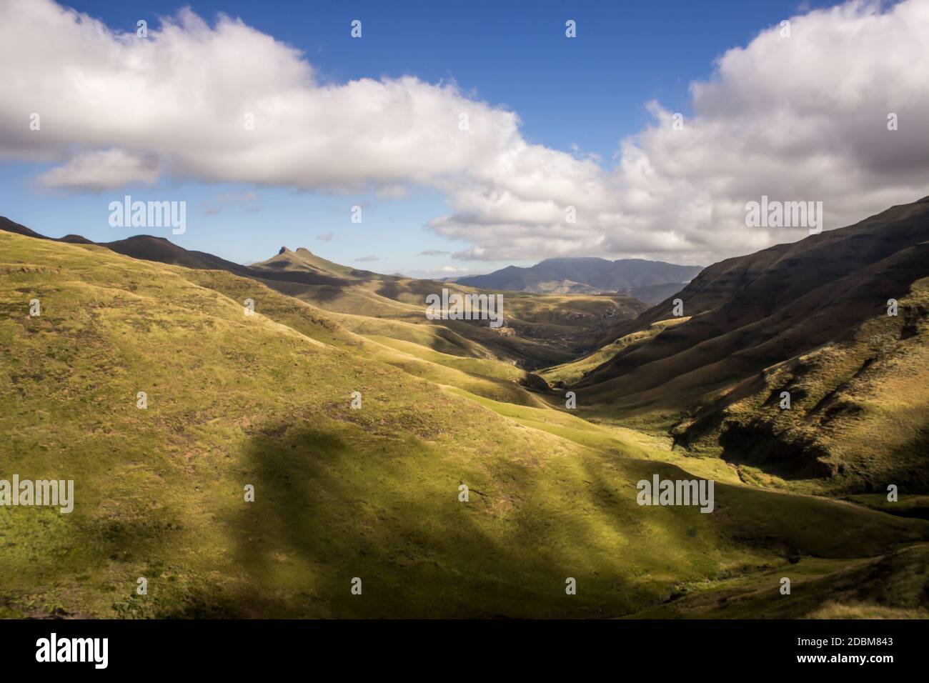 Vue majestueuse sur les montagnes du Drakensberg, couvertes d'herbe, du parc national des Golden Gate Highlands, en Afrique du Sud Banque D'Images