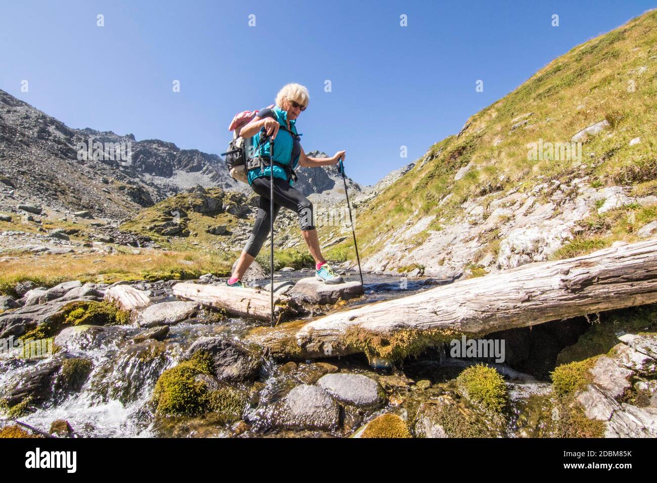 Femme senior randonnée allongÃ‚HauteÃ‚Â route traverse,Ã‚Â ValaisÃ‚Â canton, Suisse Banque D'Images