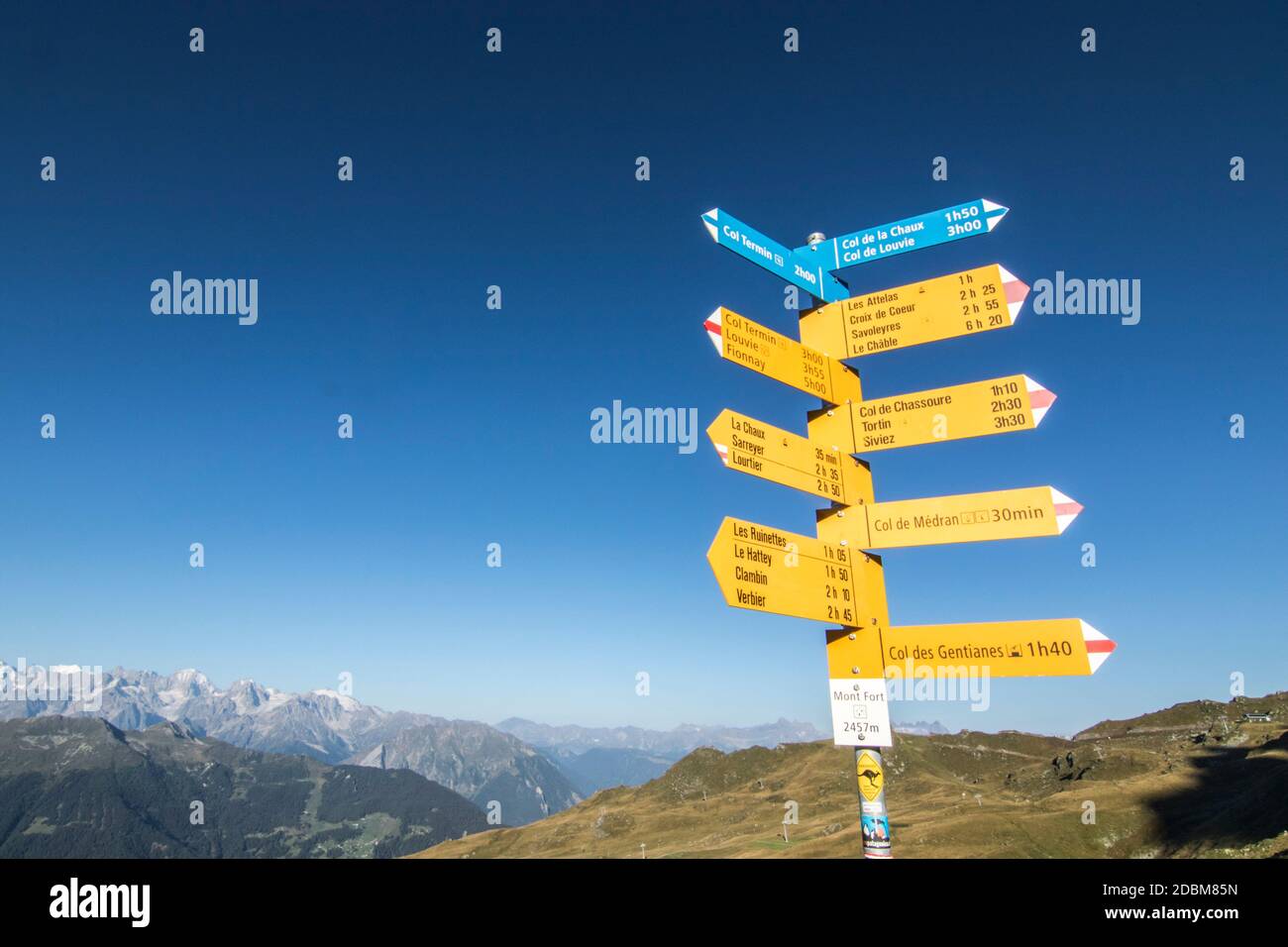 Poste de chemin montrant les directions dans les Alpes suisses, haute route, canton du Valais, Suisse Banque D'Images