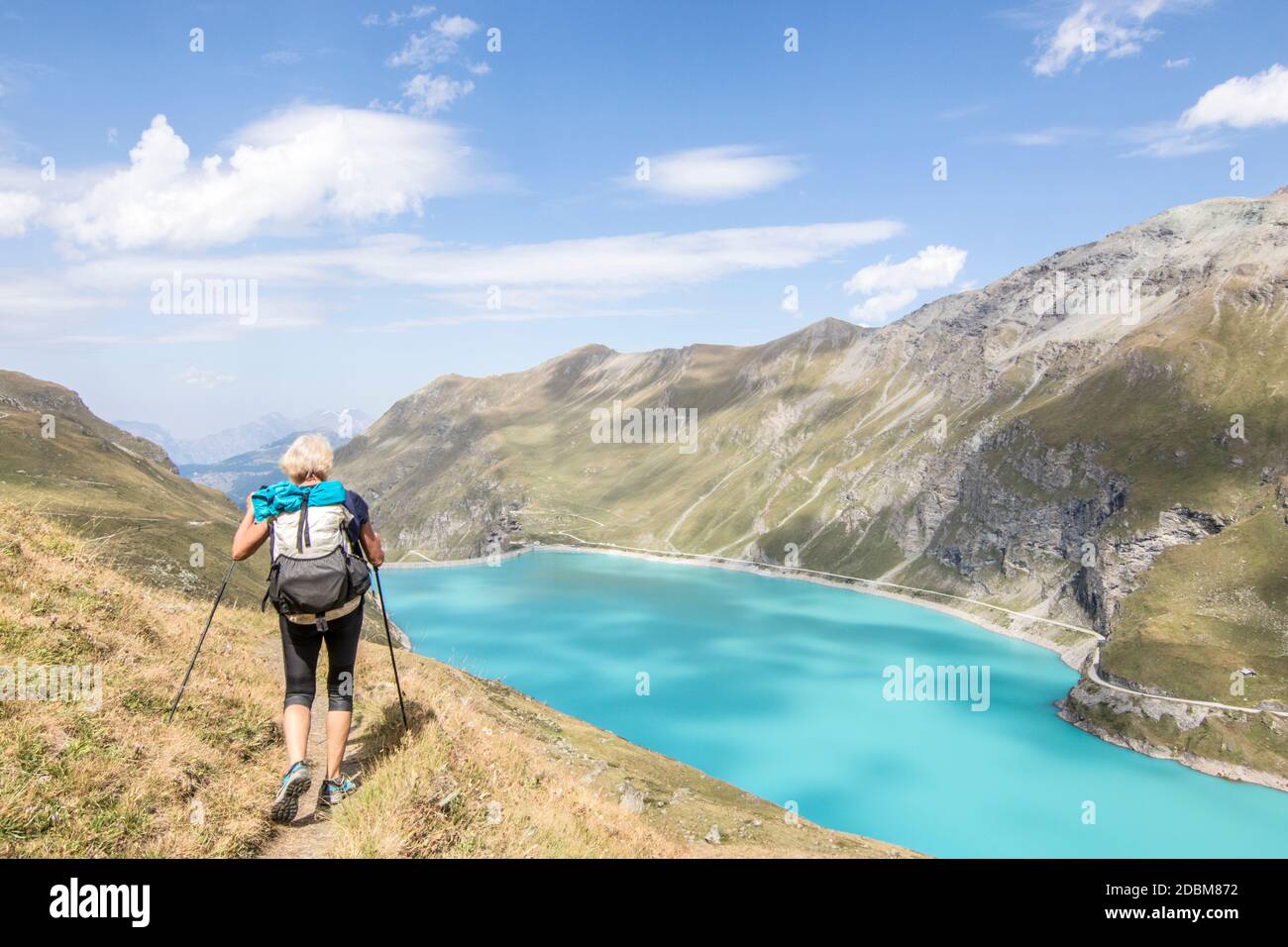 Randonnée senior près du lac dans les Alpes suisses, haute route traverse, canton du Valais, Suisse Banque D'Images