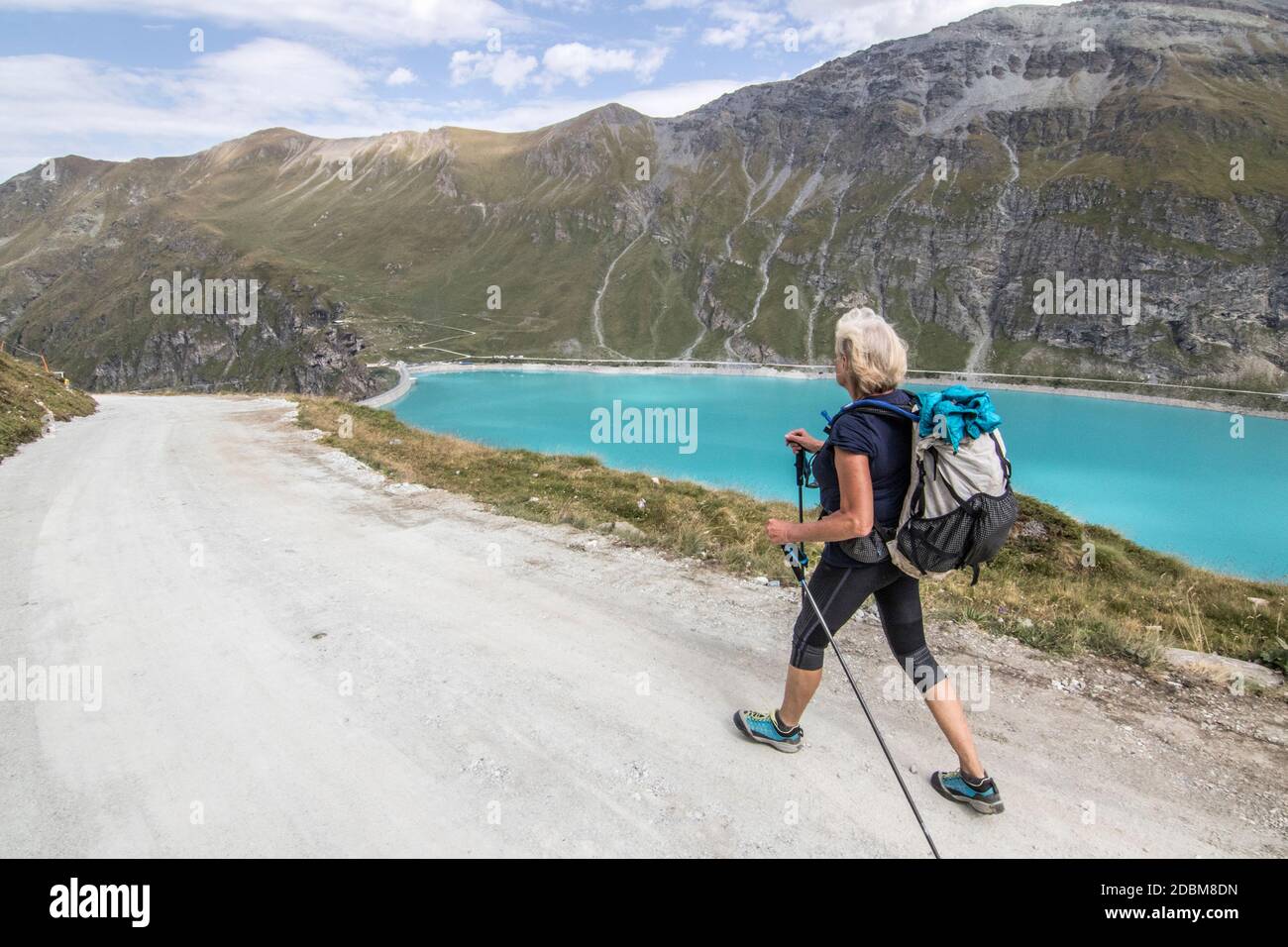 Randonneur senior près du réservoir dans les Alpes suisses,Ã‚Â HauteÃ‚Â route traverse,Ã‚Â ValaisÃ‚Â Canton, Suisse Banque D'Images