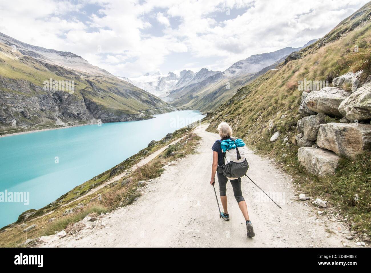 Randonneur senior près du réservoir dans les Alpes suisses,Ã‚Â HauteÃ‚Â route traverse,Ã‚Â ValaisÃ‚Â Canton, Suisse Banque D'Images