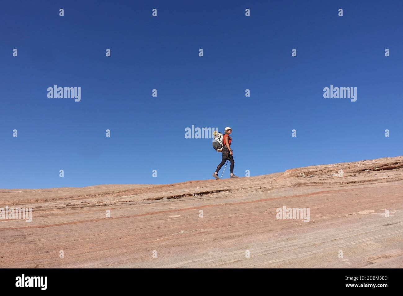Femme randonnée dans le désert, haute route, Utah, États-Unis Banque D'Images