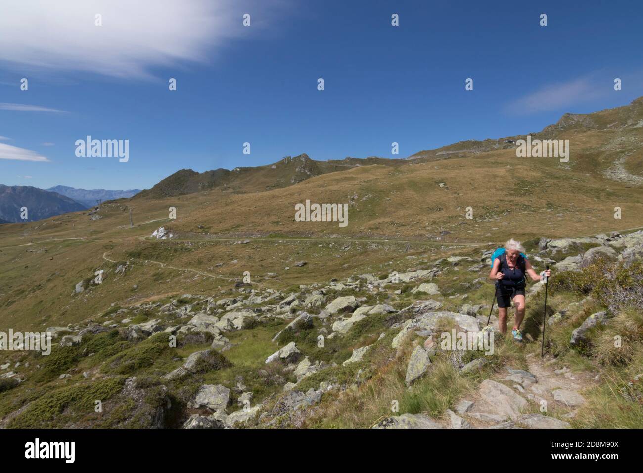 Vue sur la randonnée d'une femme âgée dans les montagnes, Valais, Suisse Banque D'Images