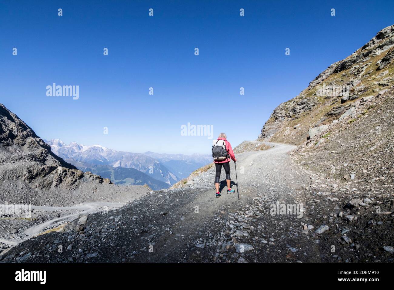 Vue sur la randonnée d'une femme âgée dans les montagnes, Valais, Suisse Banque D'Images