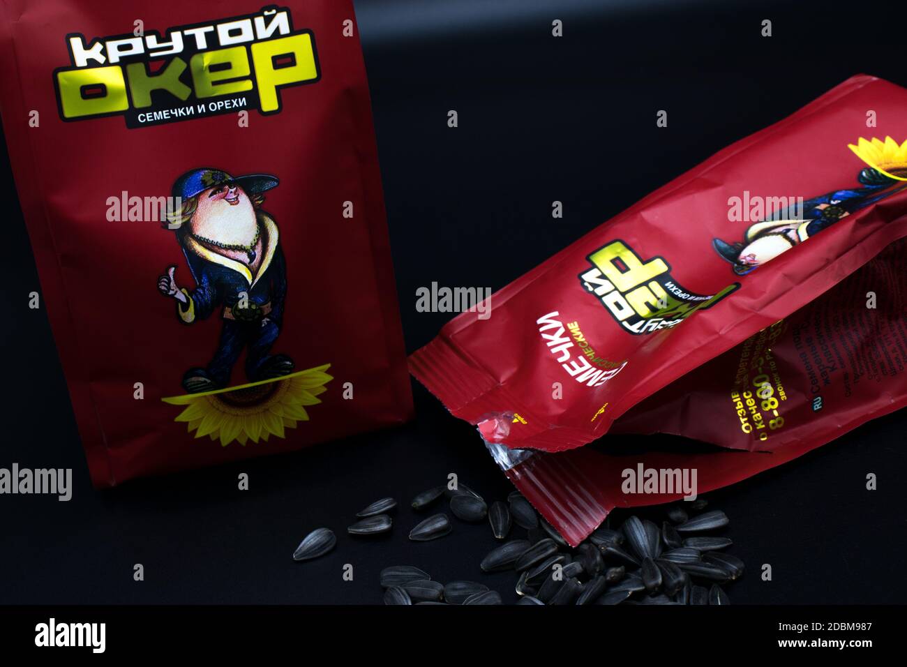 Stavropol City, Stavropol Territory, pays Russie 12/01/2019 emballage rouge de semences frites de la société russe Krutoy Oker Banque D'Images