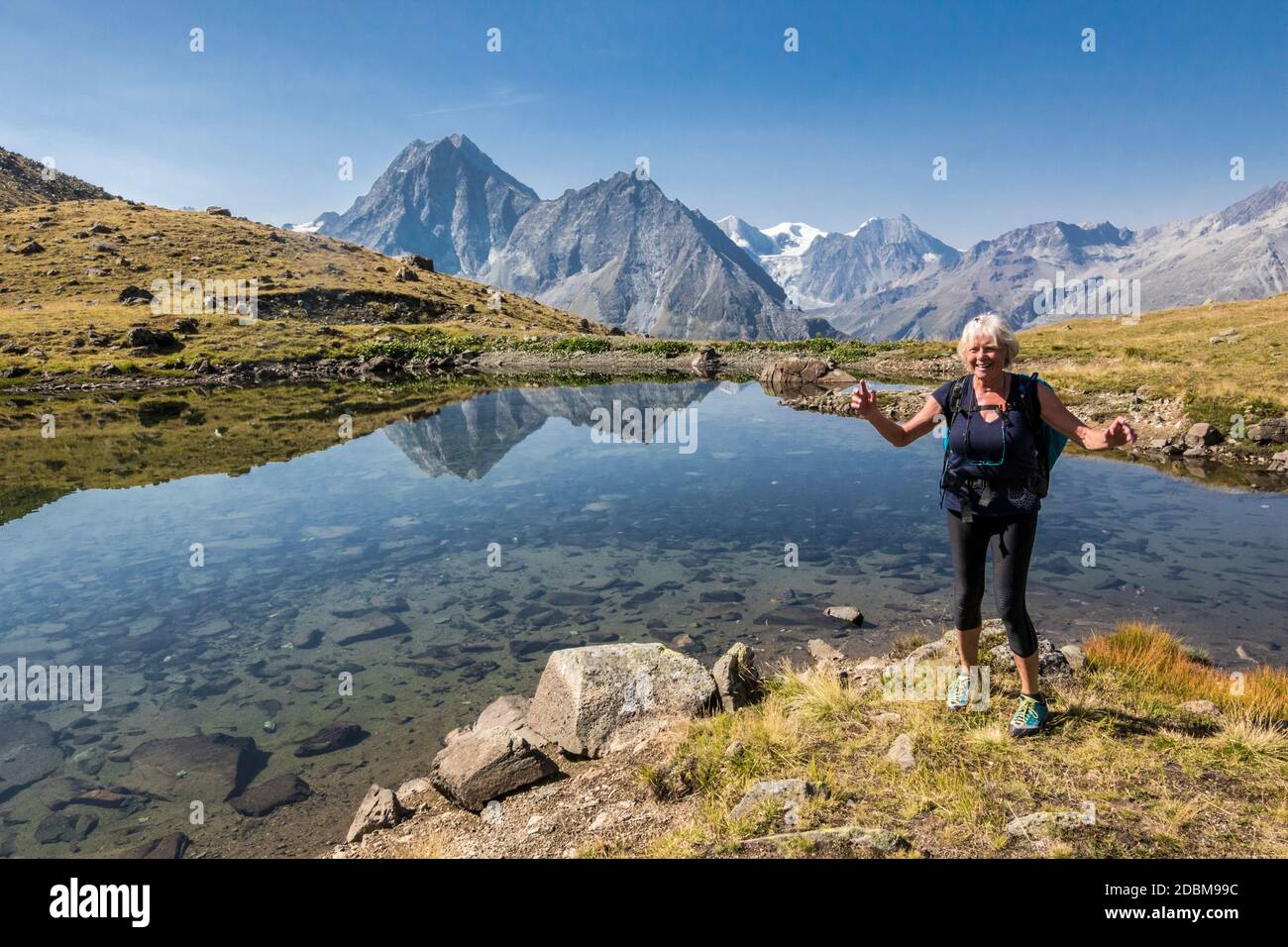 Vue sur une femme au bord du lac, Valais, Suisse Banque D'Images