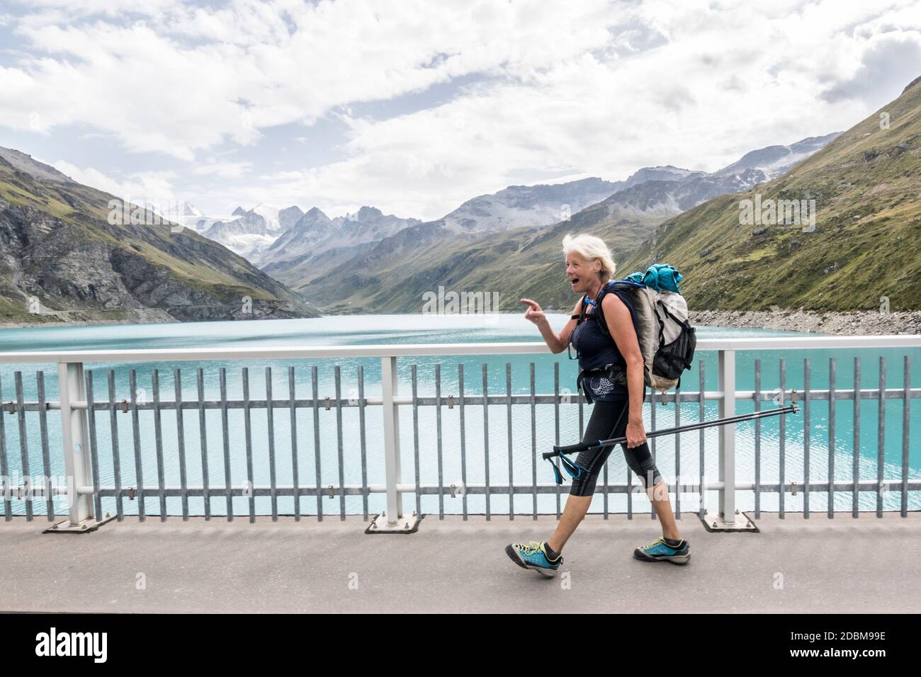 Femme marchant sur le pont, Valais, Suisse Banque D'Images