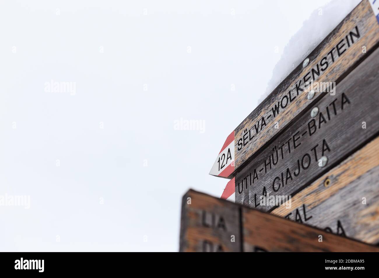 Les itinéraires de randonnée postent un jour de brouillard en hiver, Val Gardena, Dolomites, Italie Banque D'Images