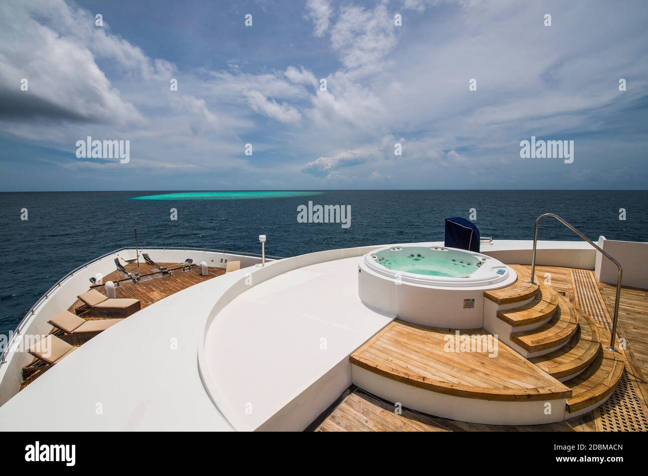 Bain à remous sur la terrasse du luxueux yacht, Maldives Banque D'Images