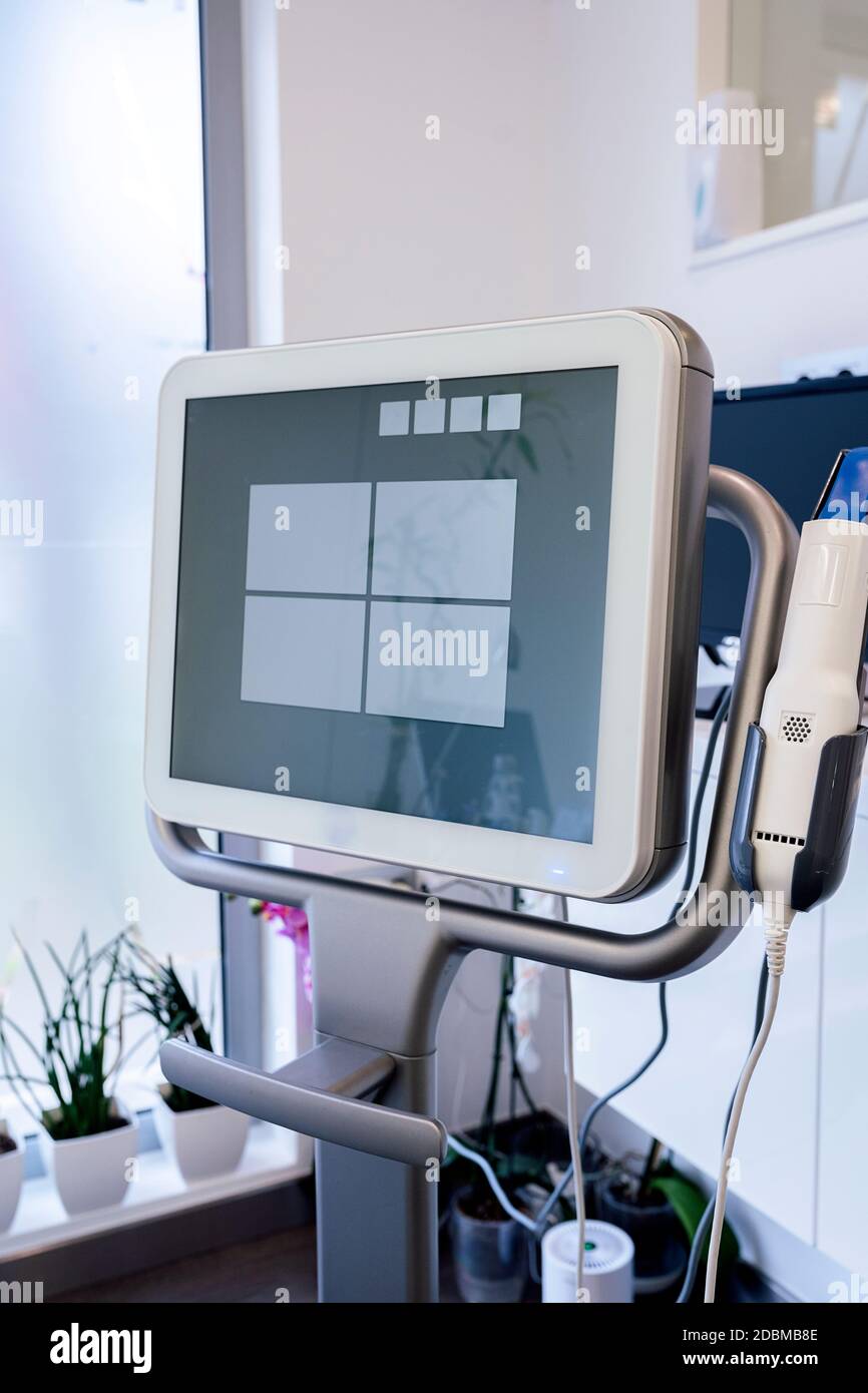 Moniteur de scanner 3d dentaire dans le cabinet du dentiste. Instantané du cabinet dentaire propre et vide. L'intérieur de la clinique dentaire moderne. Banque D'Images