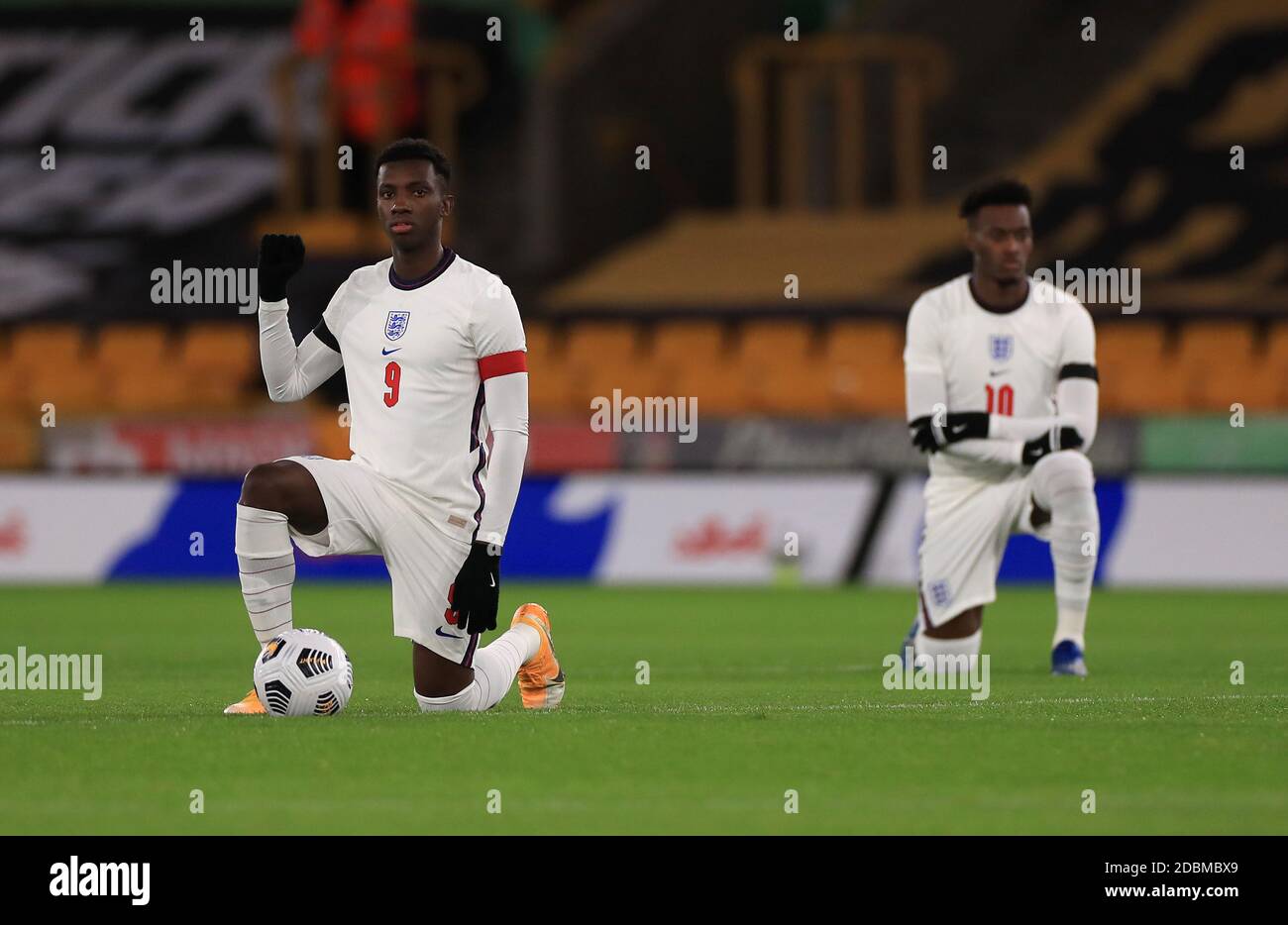 Eddie Nketiah (à gauche) et Callum Hudson-Odoi d'Angleterre U21 prennent un genou avant le coup d'envoi lors du match de qualification U21 de l'UEFA Euro à Molineux, Wolverhampton. Banque D'Images