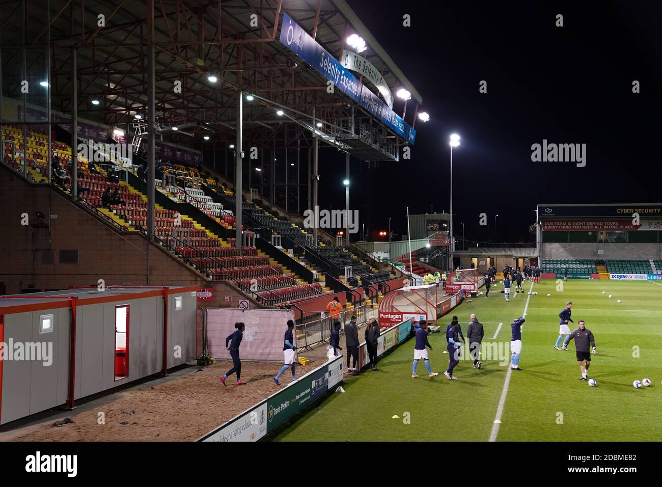 Une vue générale à l'intérieur du sol avant le match du Trophée Papa John's à Sincil Bank, Lincoln. Banque D'Images