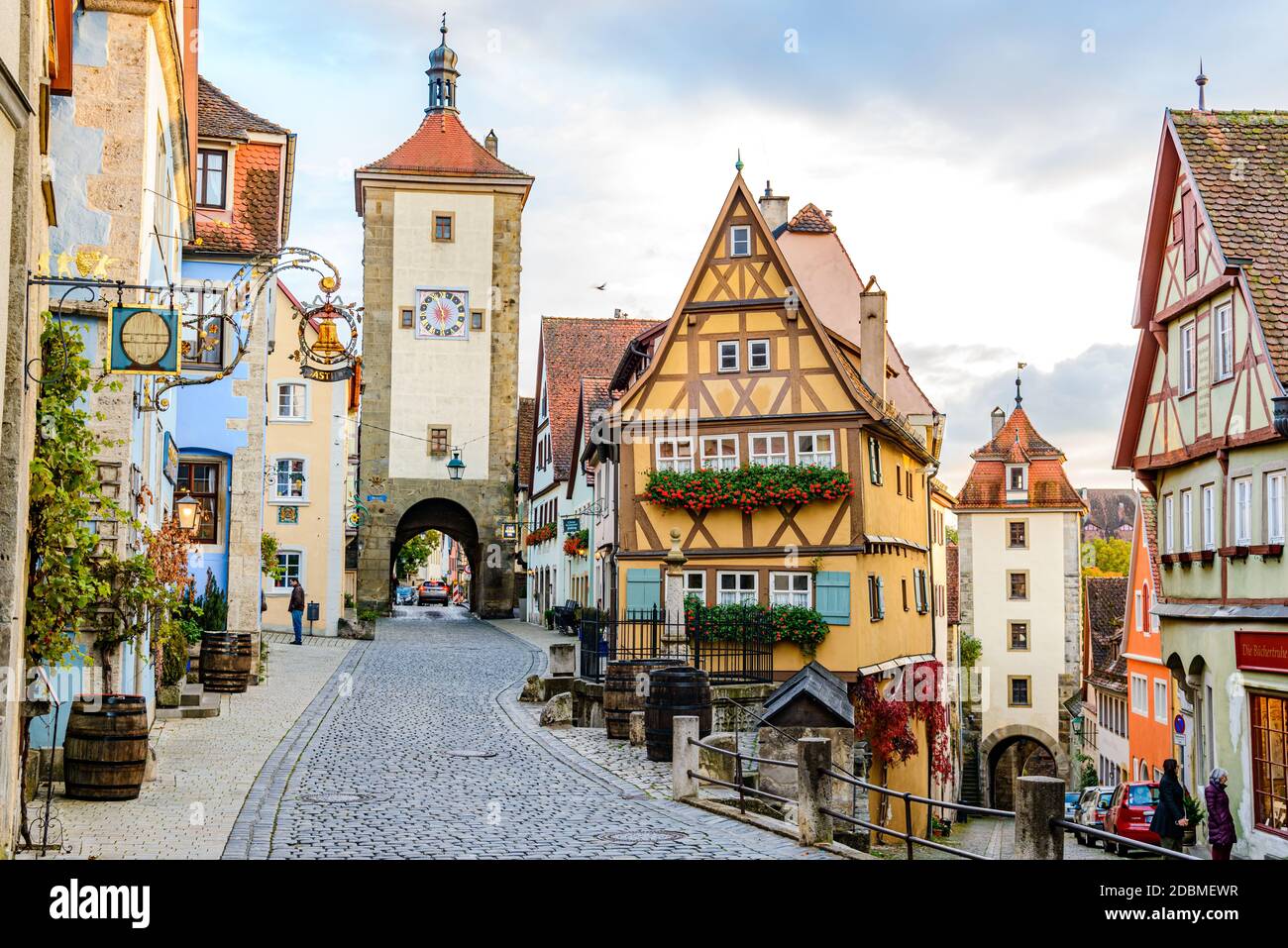 12 akt 2020: Rothenburg ob der Tauber en automne. Bavière, Bayern, Allemagne. Porte de la ville, Plohlein., maisons à colombages Banque D'Images