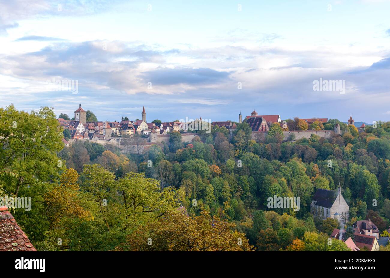 Rothenburg ob der Tauber en automne avec des arbres colorés. Bavière, Bayern, Allemagne Banque D'Images