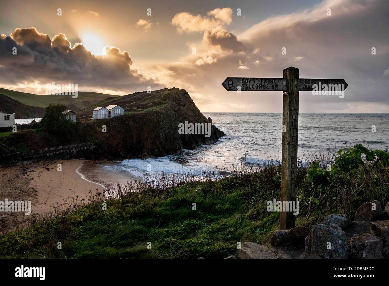 Une faible lumière du soir illumine la plage de Hope Cove, qui se trouve dans la région de South Devon d'une beauté naturelle exceptionnelle en soirée d'automne. Banque D'Images