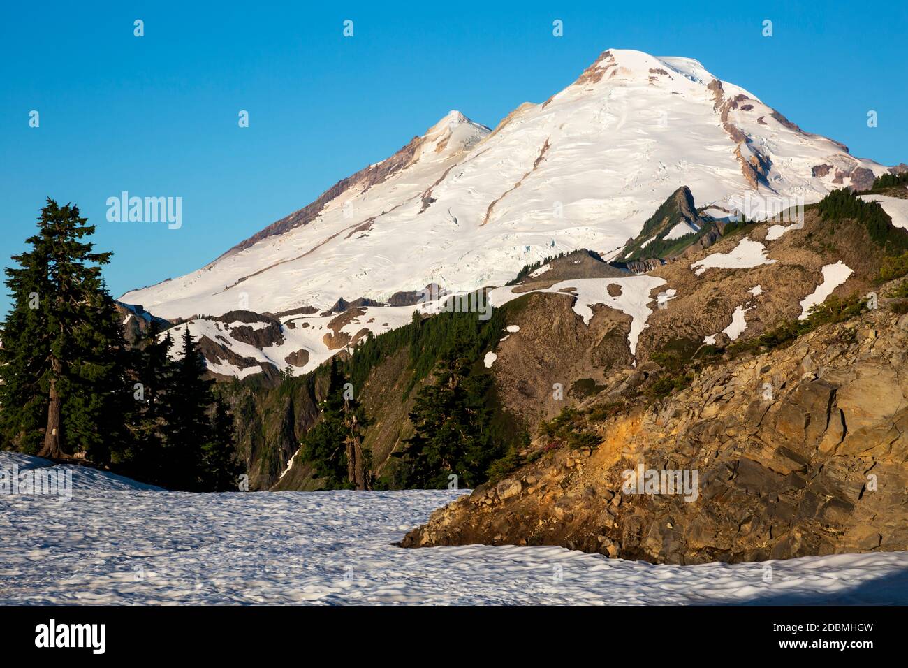 WA18179-00...WASHINGTON - tôt le matin au point Artist couvert de neige Parking avec vue sur le mont Baker à Mount Baker - Snoqualmie National F. Banque D'Images