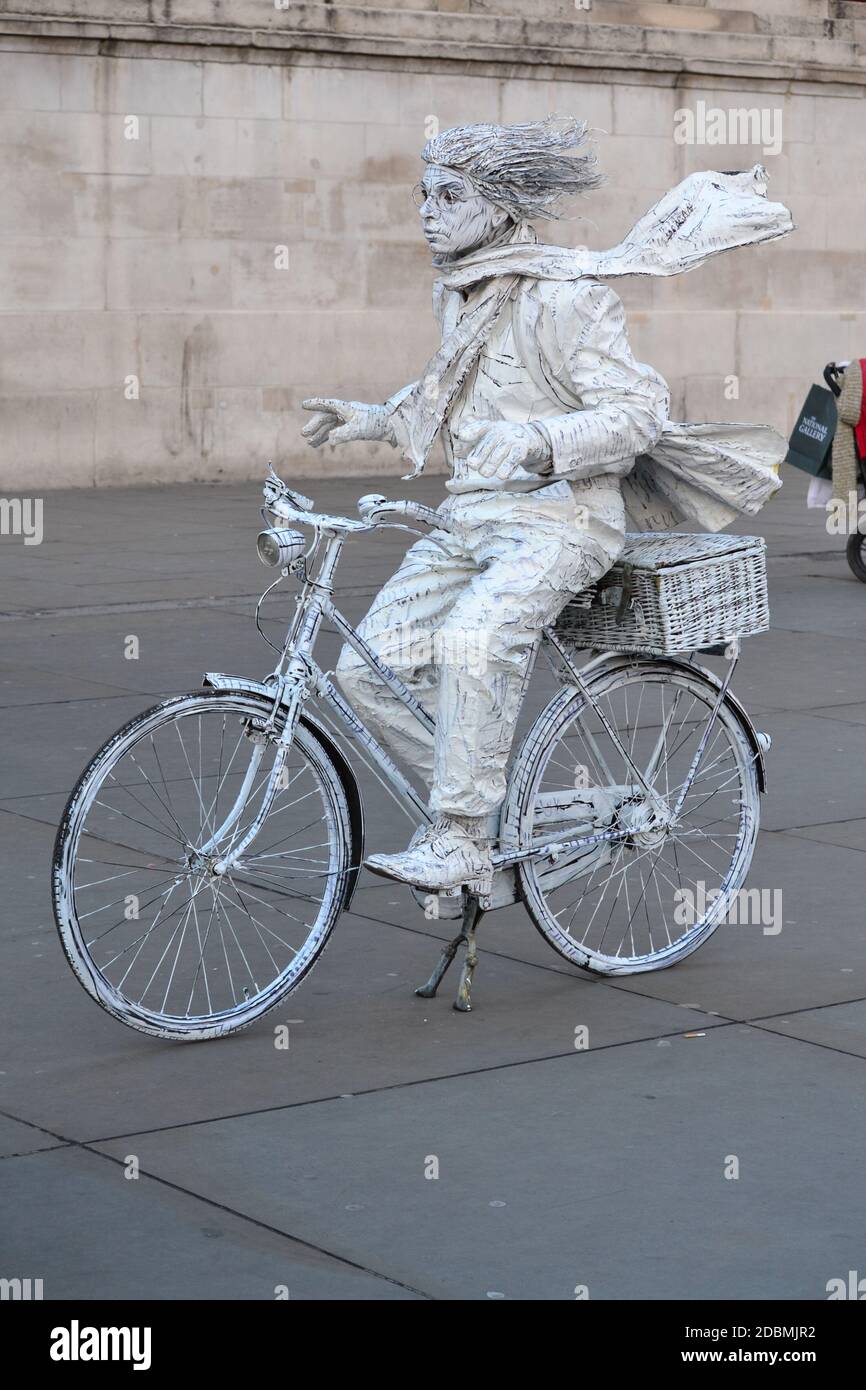 Statue humaine sur UN vélo - couleur argent - Trafalgar Square - Londres - Royaume-Uni Banque D'Images