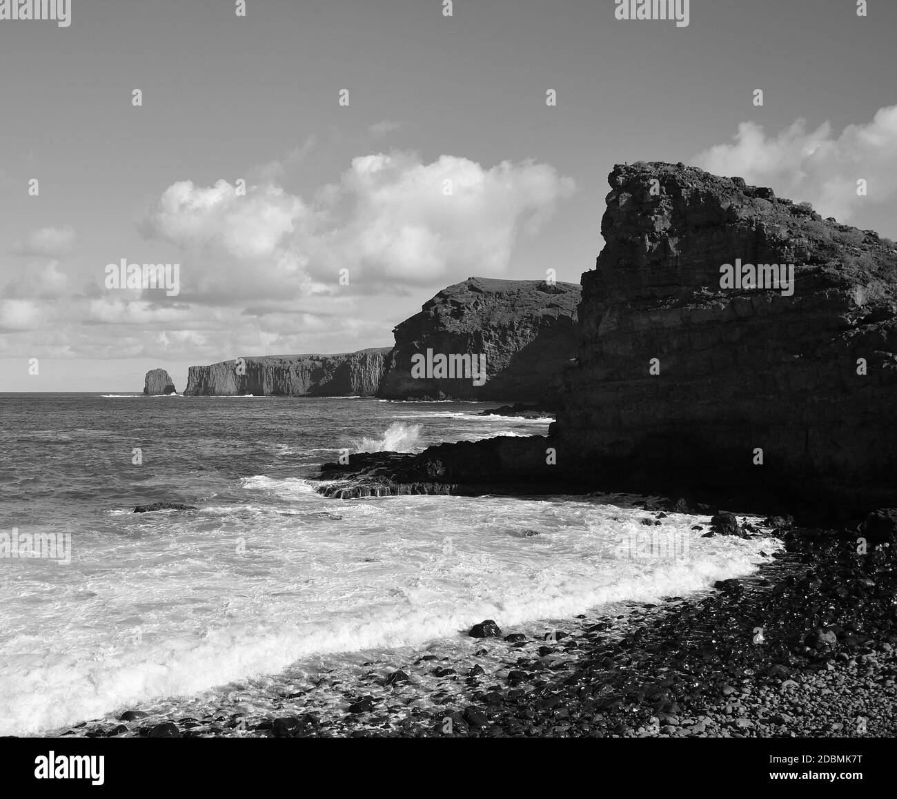 Plage de galets et falaises, littoral nord-ouest de Gran Canaria, îles Canaries, Espagne Banque D'Images