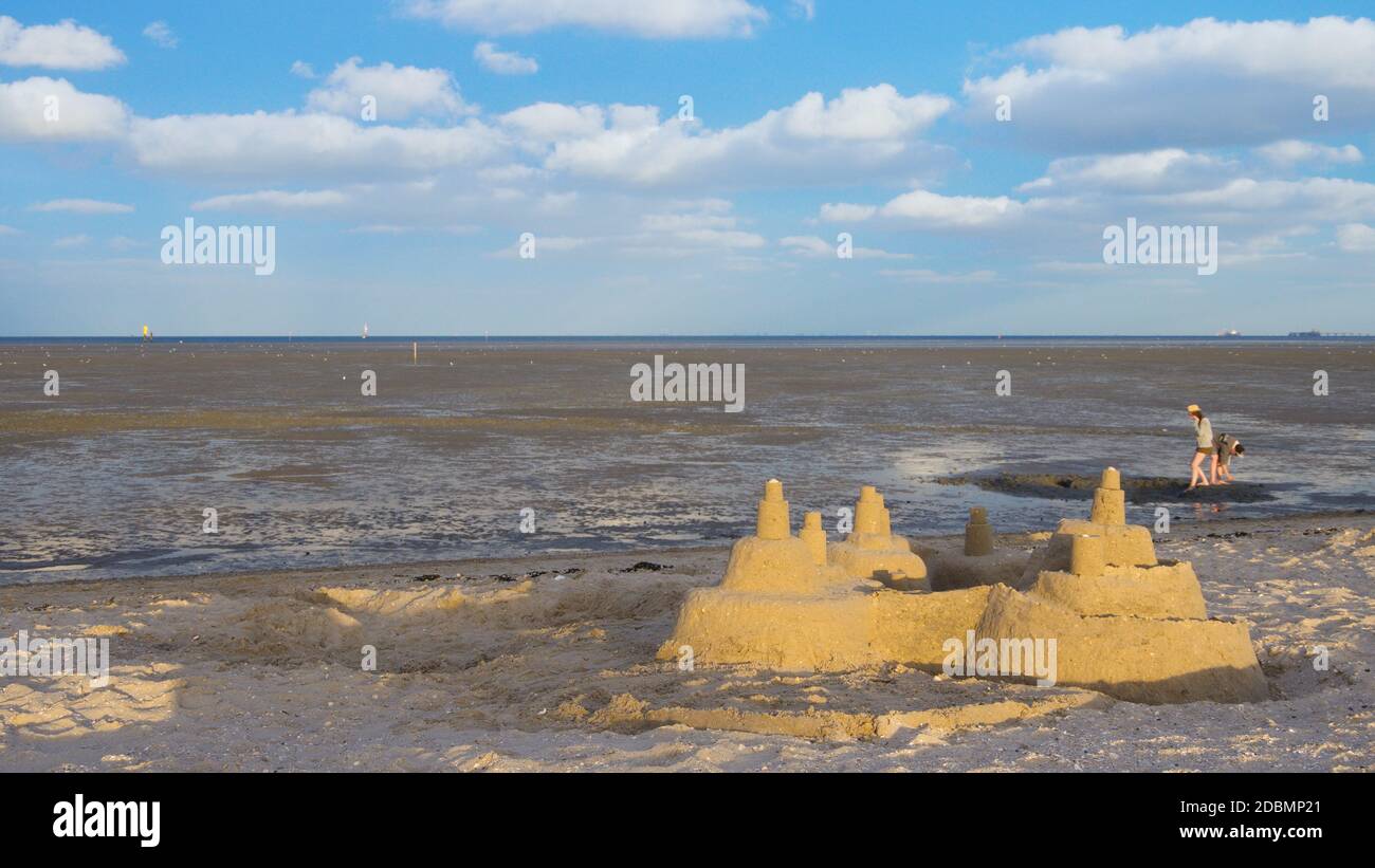 Sandburg am Strand vor Wattenmeer an der Nordsee mit Wolken AM Blauen Himmel Banque D'Images