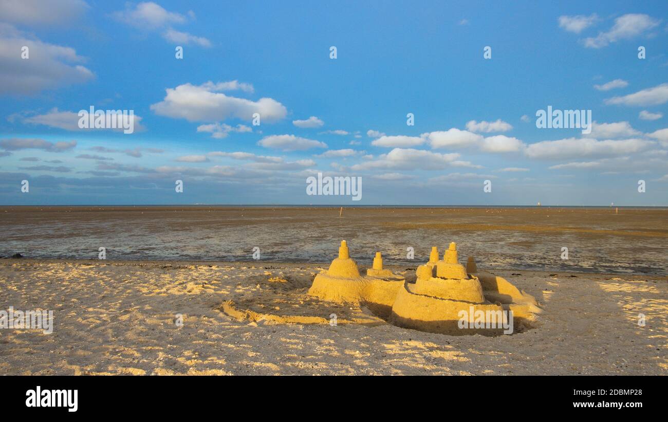 Sandburg am Strand vor Wattenmeer an der Nordsee mit Wolken AM Blauen Himmel Banque D'Images