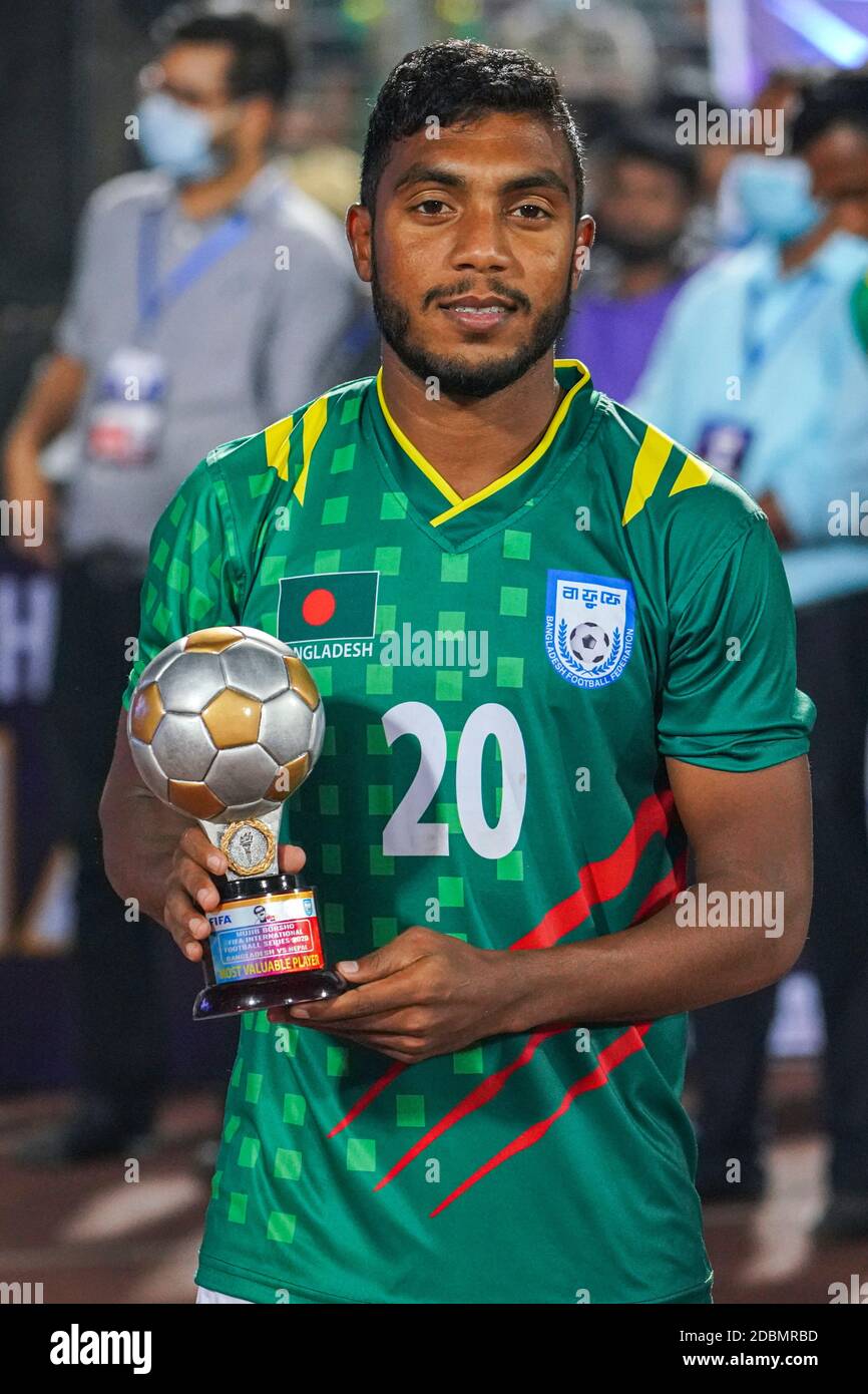 Bangladesh Mahbubur Rahman avec le plus précieux trophée de joueur la série internationale de football Mujib Barsho Fifa 2020 contre le Népal au stade national de Bangabandhu à Dhaka, au Bangladesh, le 17 novembre 2020. Banque D'Images