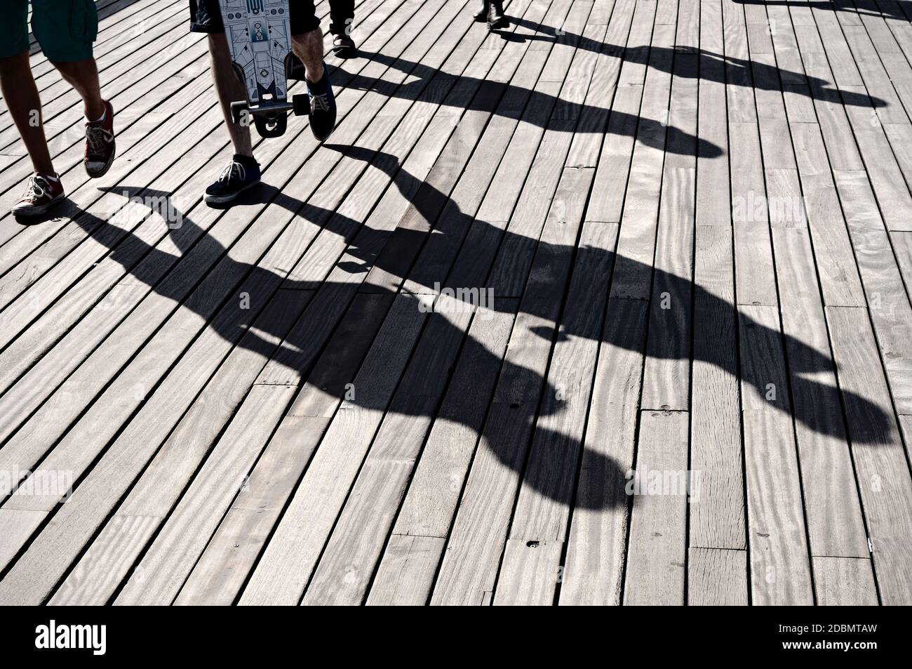 Ombres des jeunes à la Rambla de Mar à Barcelone, Catalogne, Espagne Banque D'Images