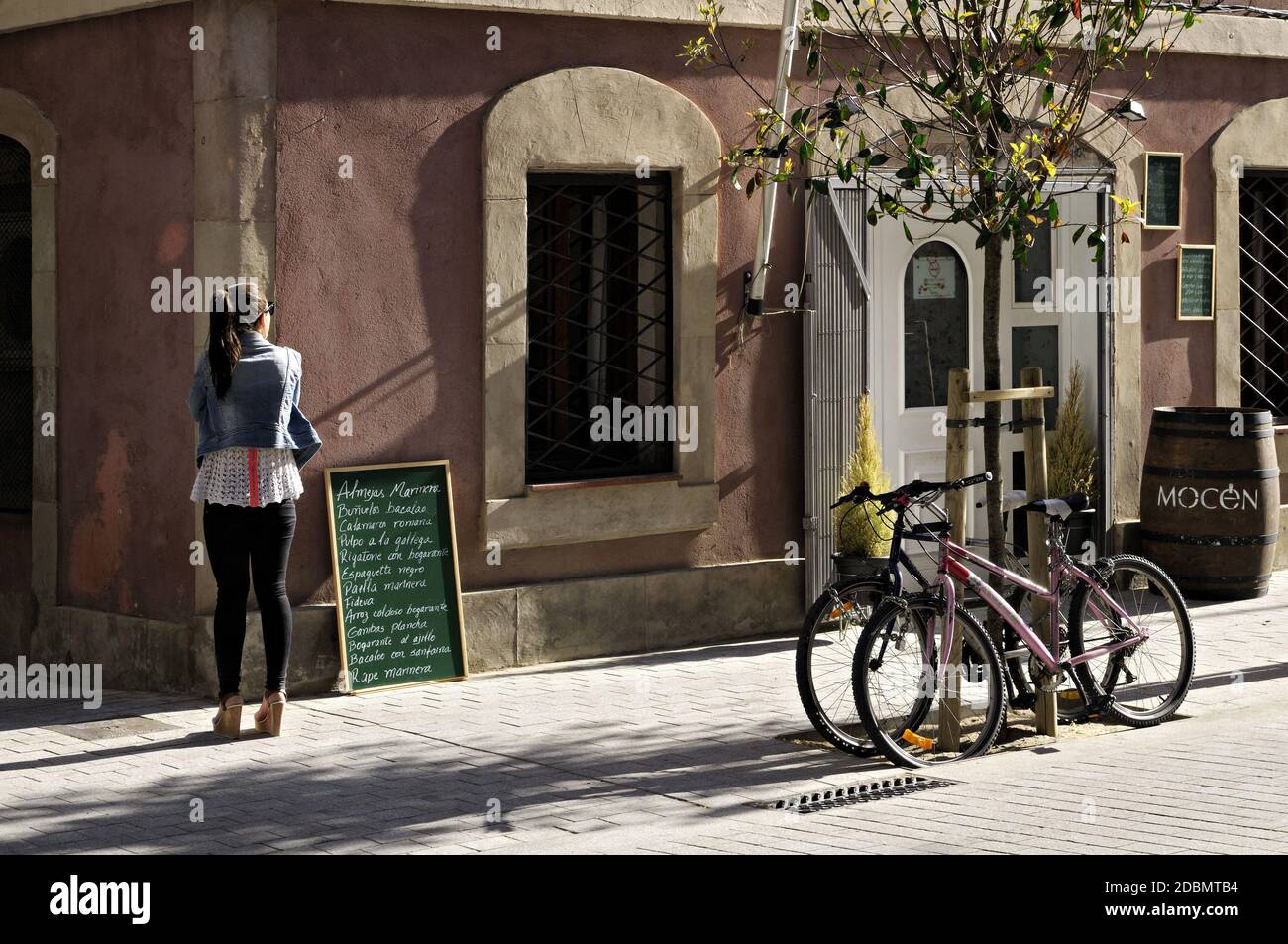 Jeune femme dans le quartier de Barceloneta, Barcelone, Catalogne, Espagne Banque D'Images