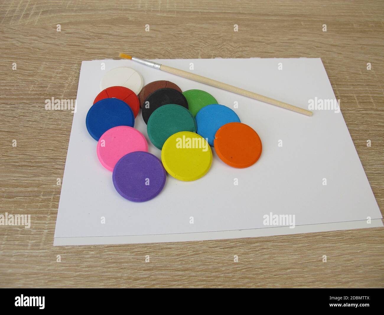 Tablettes aquarelles hydrosolubles - aquarelle colorée, un bloc à dessin et un pinceau Banque D'Images