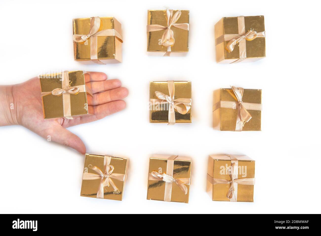 Groupe de cadeau or étincelant ou boîtes-cadeaux dans une rangée avec noeud isolé sur fond blanc, beau Banque D'Images