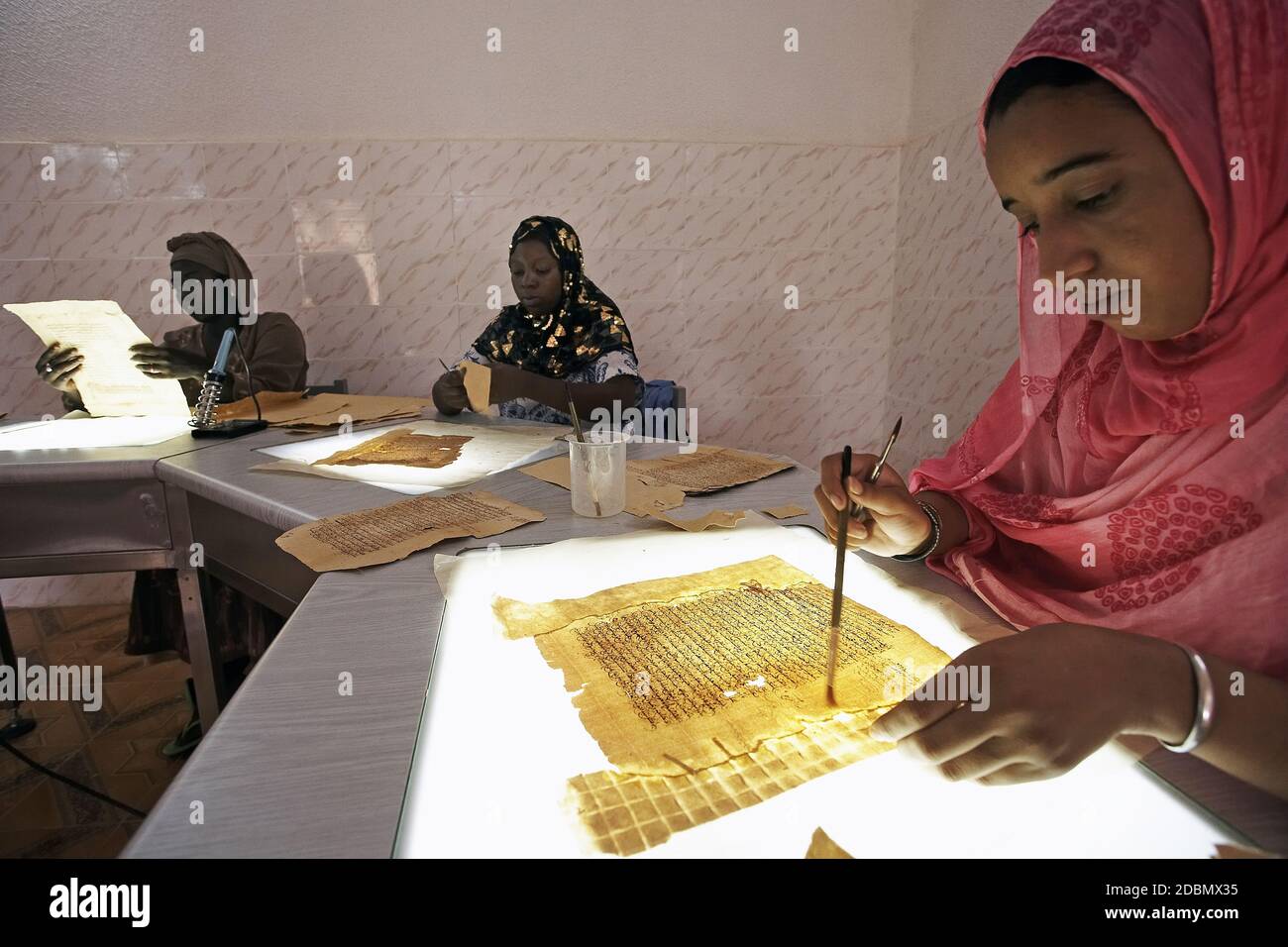 La restauration de manuscrits dans la bibliothèque privée Mamma Haidara à Tombouctou. À Tombouctou, Mali, Afrique de l'Ouest. Banque D'Images