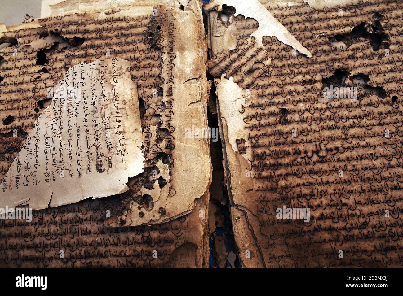 Les termites et les tempêtes de sable ont fait un tribut sur les manuscrits. La plupart ont été enfermés dans des malles ou gardés sur des étagères poussiéreuses pendant des siècles. Tombouctou, Mali. Banque D'Images